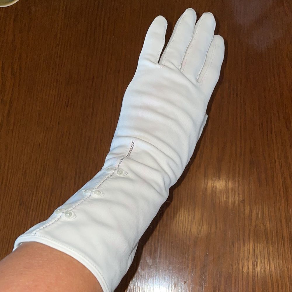 Vtg mid Century Dawnelle cream colored cotton gloves with tiny button details